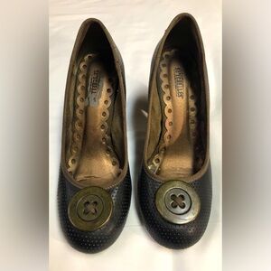 Seychelles perforated buttery leather black and taupe pumps SZ 7.5